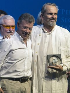 Juan Manuel Santos y Miguel Bosé