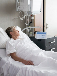 Mujer hospitalizada.