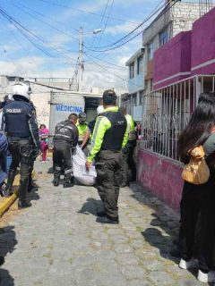 Autoridades ecuatorianas recogen los cuerpos