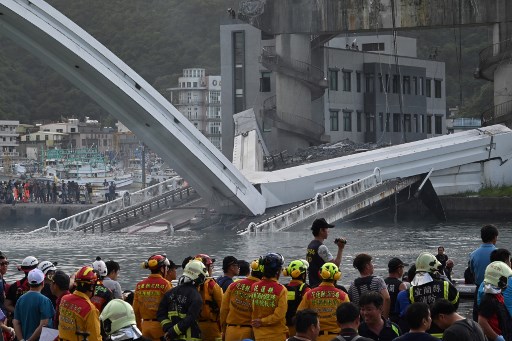 Puente colapsa en Taiwán