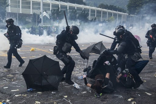 Policía de Hong Kong golpeando a manifestantes