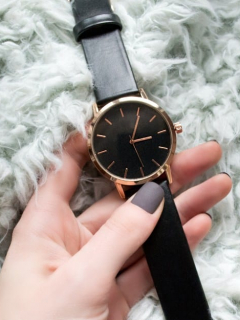 Mujer agarra reloj.