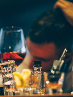 Hombre en un bar.