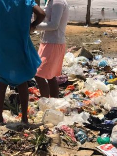 Indígenas Wayuu buscando comida en la basura