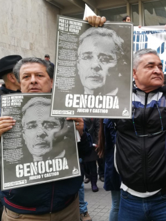 Carteles contra Álvaro Uribe en primer día de indagatoria