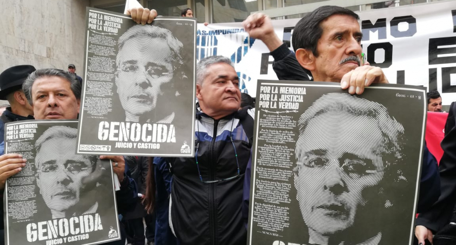 Carteles contra Álvaro Uribe en primer día de indagatoria
