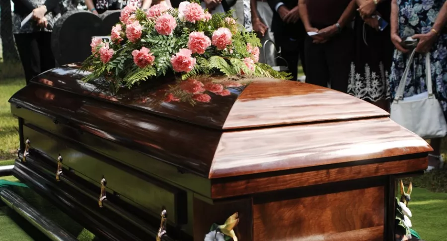 Imagen ilustrativa, que representa la nota sobre la muerte de16 miembros de una familia por COVID-19 tras asitir a funeral.