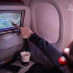 Pantalla digital en asiento de avión