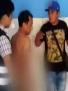 Capturan a profesor desnudo con alumnas