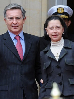 Jerónimo Uribe, empresario, con su pareja Shadia Farah, comunicadora social. Álvaro Uribe, expresidente, junto a su esposa Lina Moreno, exprimera Dama. Tomás Uribe, empresario, y su mujer Isabel Sofía Cabrales, modelo.
