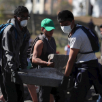 Ecuatorianos limpian calles y recogen escombros