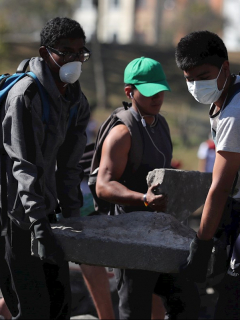 Ecuatorianos limpian calles y recogen escombros