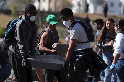 Ecuatorianos limpian calles y recogen escombros