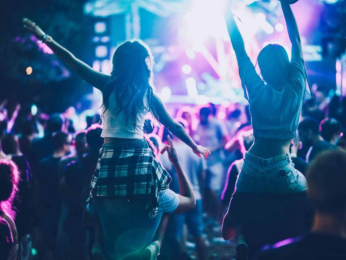 Joven muere en festival electrónico
