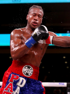 Patrick Day (izquierda) recibe un golpe de Charles Conwell