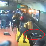 Joven se desmayó y botó a mujer a vías del subte