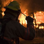 Bombero en incendio.