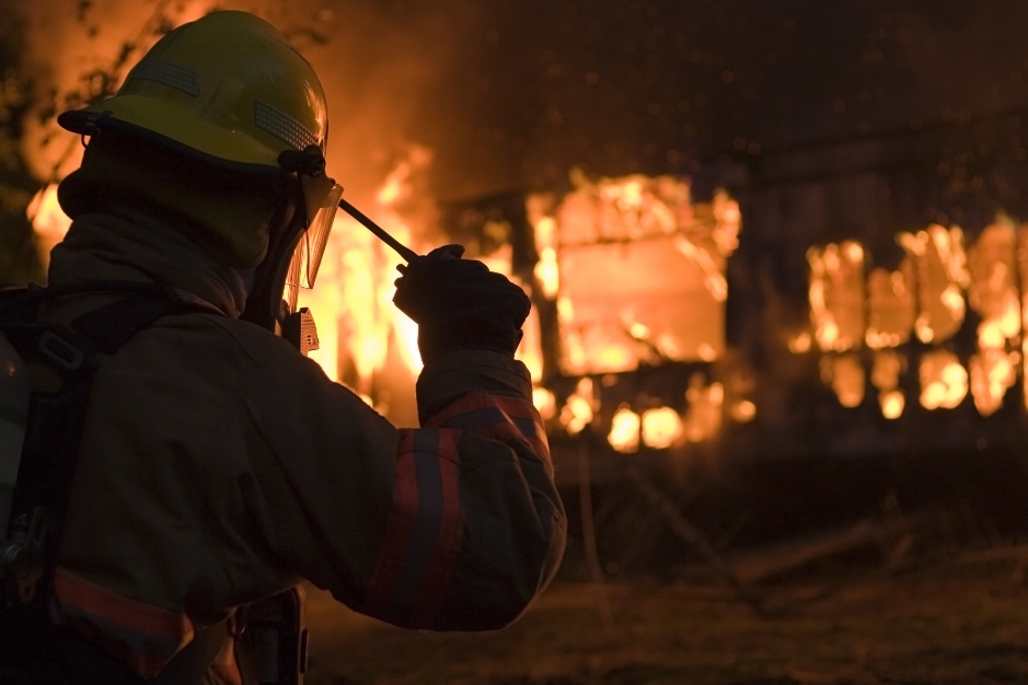 Bombero en incendio.