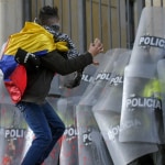 Hombre agrede a policías