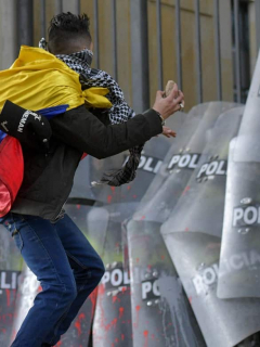 Hombre agrede a policías