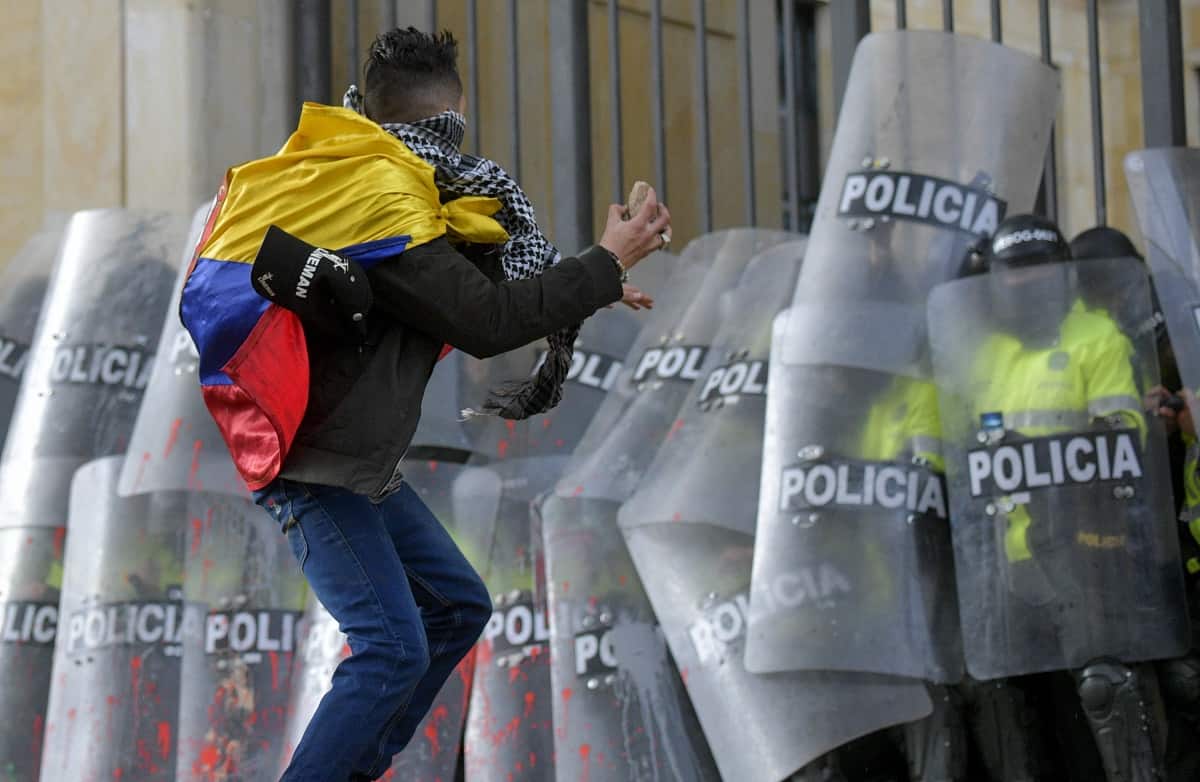 Hombre agrede a policías