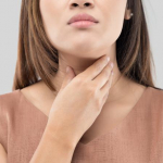Mujer con dolor de garganta.