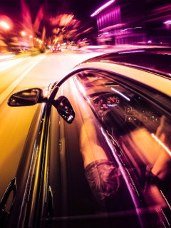 Conductor a toda velocidad.