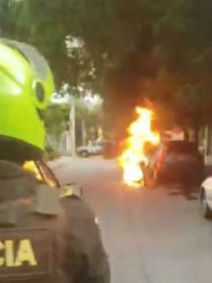 Hombre quema moto en Santa Marta