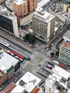 Calle de Bogotá con Transmilenio