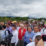 Josep Borell y Carlos Holmes Trujillo en el puente Simón Bolívar