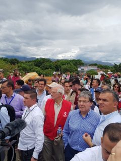 Josep Borell y Carlos Holmes Trujillo en el puente Simón Bolívar
