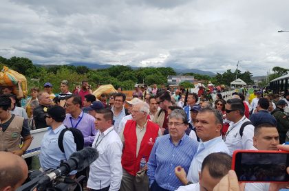 Josep Borell y Carlos Holmes Trujillo en el puente Simón Bolívar