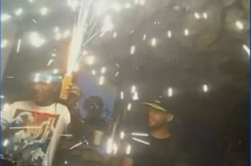 Momento en que DJ manipula luz de bengala
