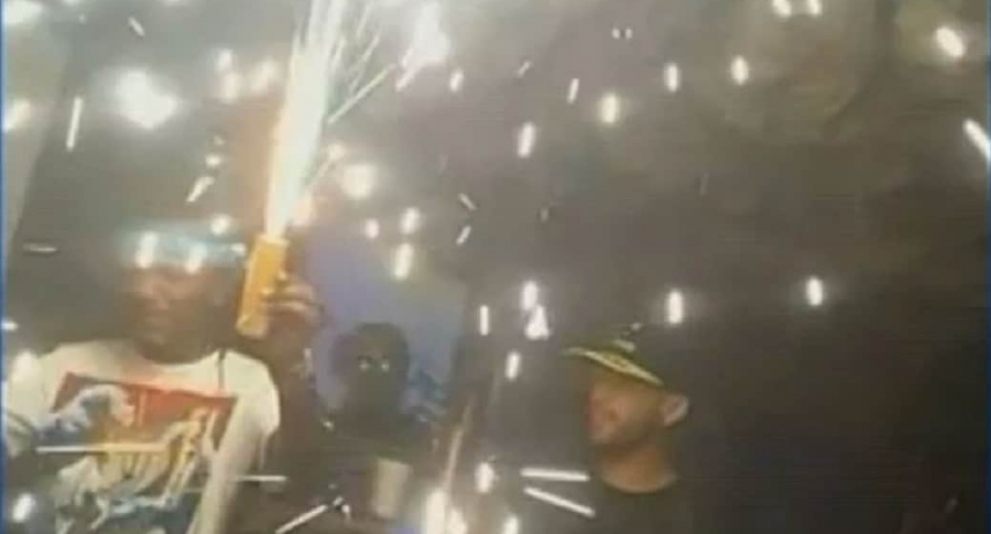 Momento en que DJ manipula luz de bengala