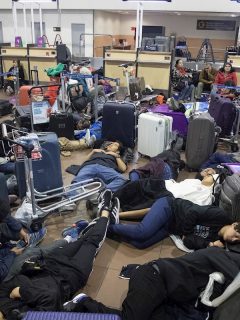 Viajeros atrapados en aeropuerto de Santiago de Chile