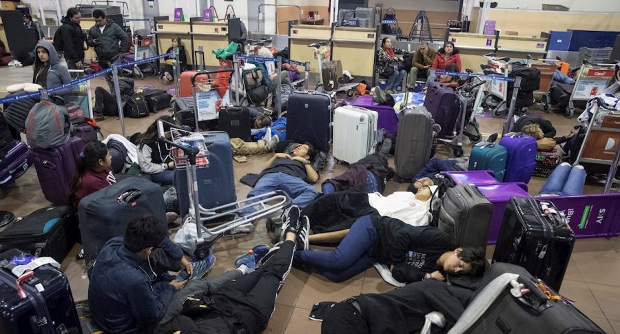 Viajeros atrapados en aeropuerto de Santiago de Chile