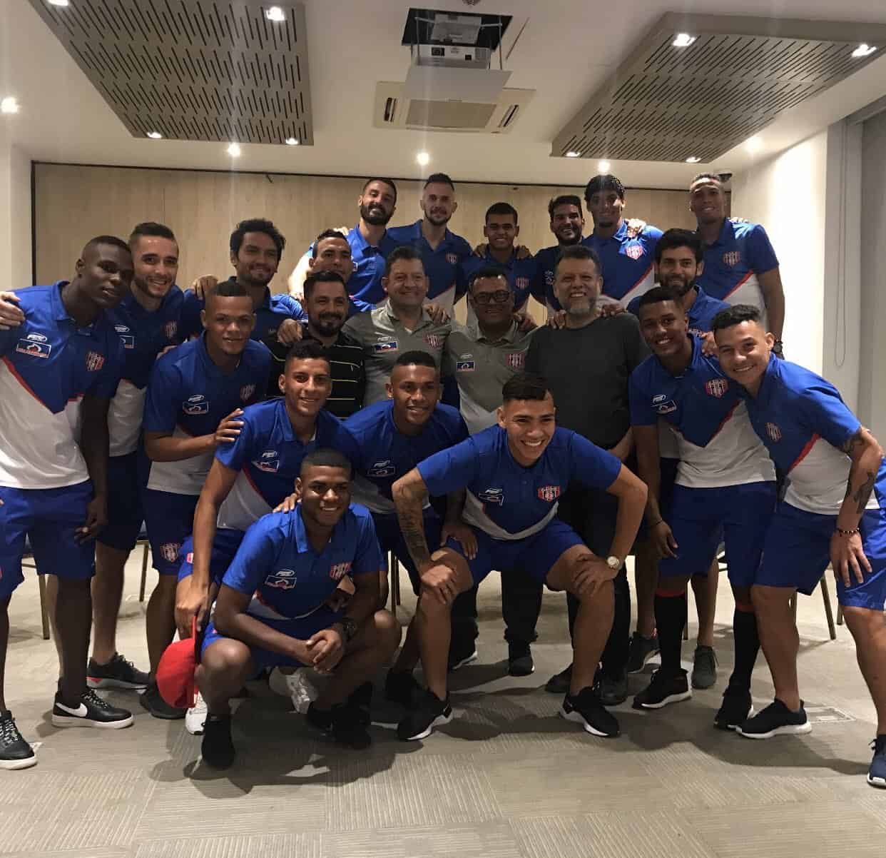 Padre Alberto Linero y jugadores del Unión Magdalena