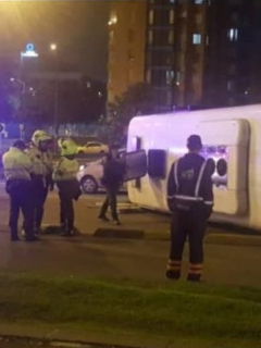 Bus de la policía volcado