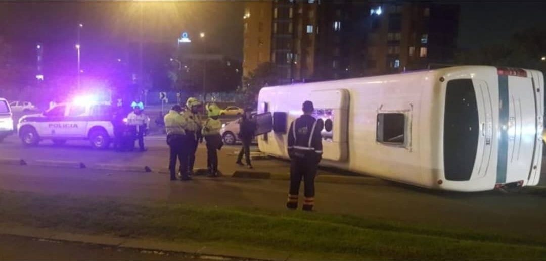 Bus de la policía volcado