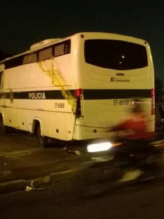 Bus de policía volcado