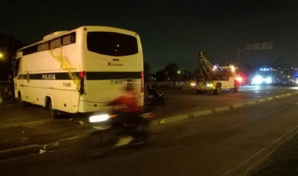 Bus de policía volcado