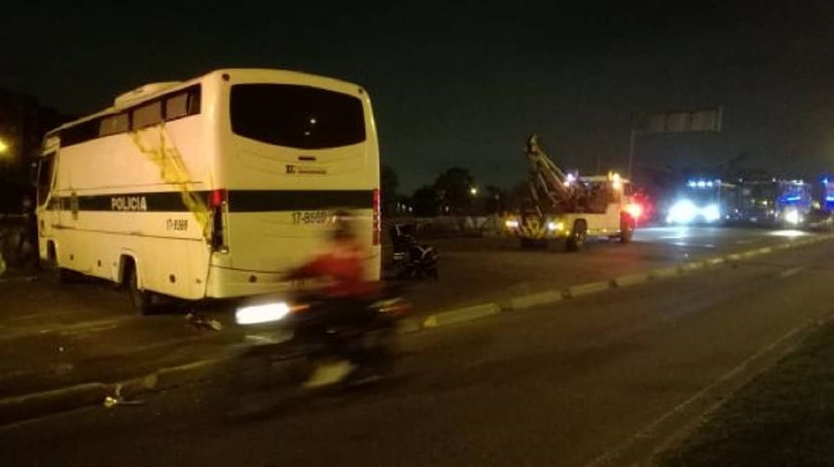 Bus de policía volcado