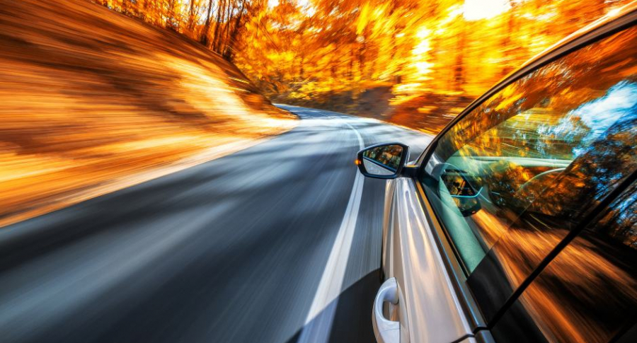 Conductor a toda velocidad.