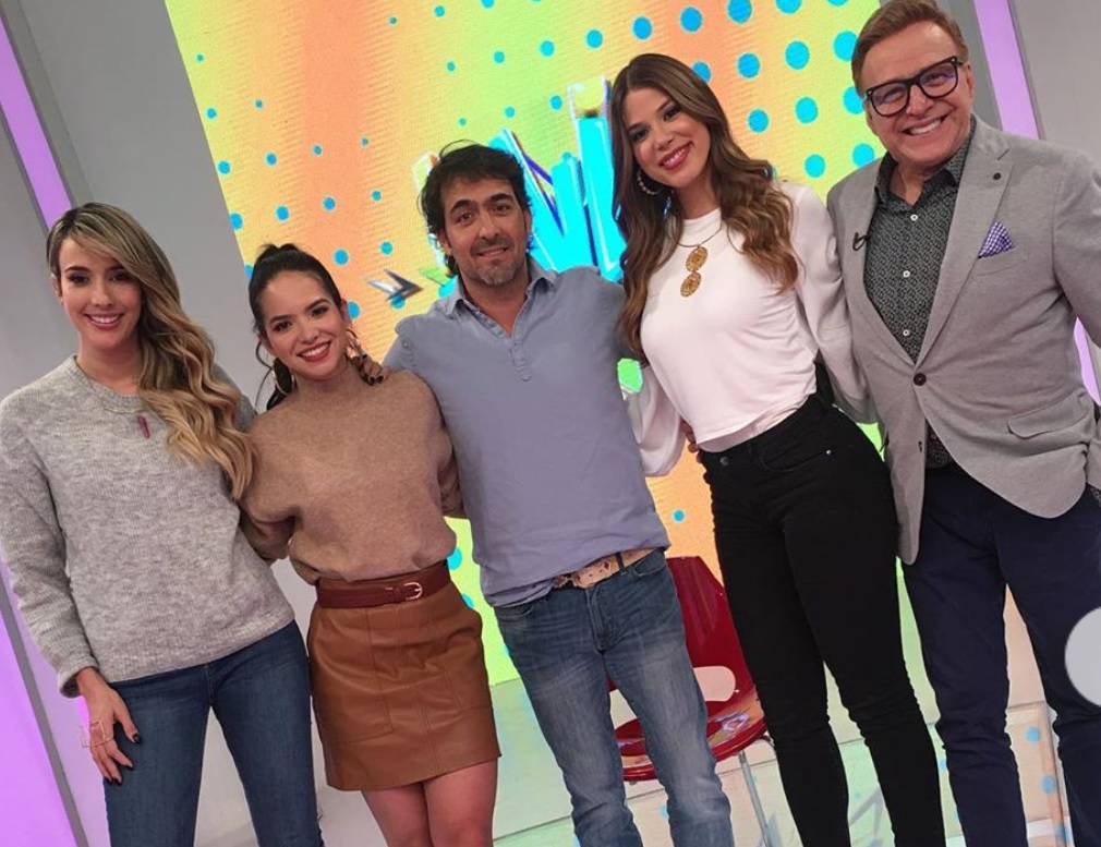 Violeta Bergonzi, 'Mafe' Romero, Dominica Duque y Jairo Martínez, presentadores, con Chris Carpentier, jurado de 'Masterchef'.
