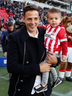 Santiago Arias, futbolista, con su hijo Thiago.