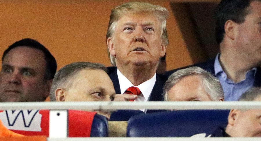 Trump durante juego 5 de la Serie Mundial de béisbol