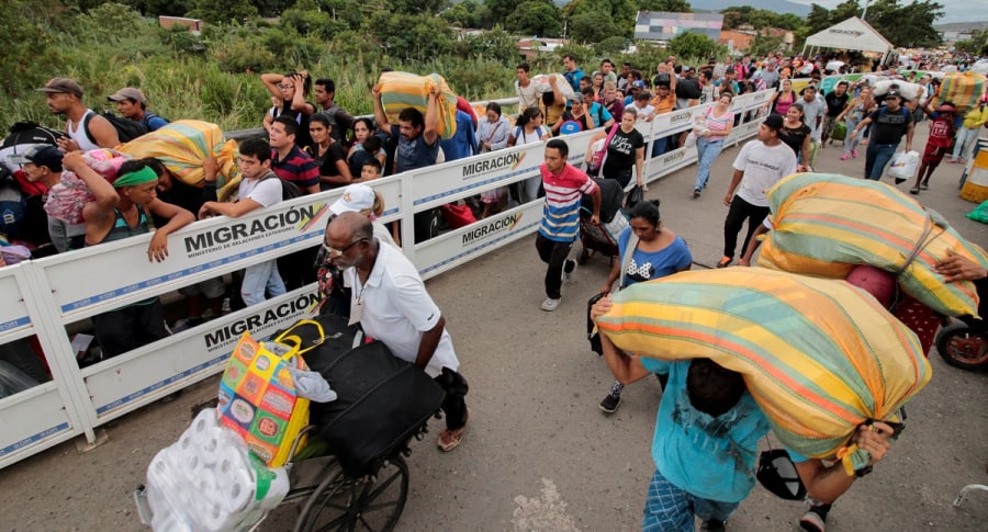 Migrantes venezolanos ingresando a Colombia