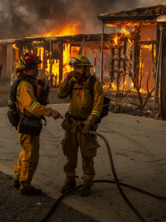 Bomberos atienden incendio en Los Ángeles