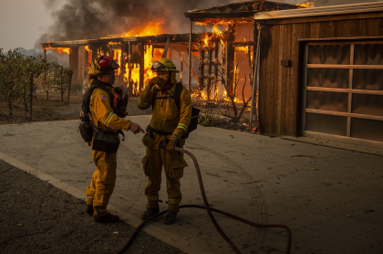 Bomberos atienden incendio en Los Ángeles