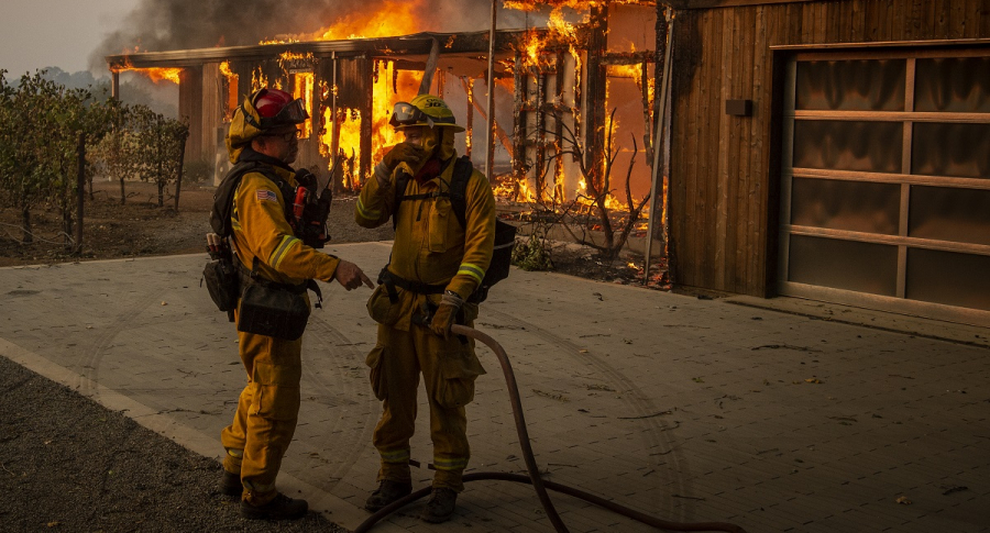 Bomberos atienden incendio en Los Ángeles